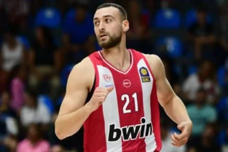 Ο Όμηρος Νετζήπογλου πανηγυρίζει με τεράστιο πάθος μετά από ένα εντυπωσιακό καλάθι με τη φανέλα του Ολυμπιακού απέναντι στη Μύκονο στο ΣΕΦ.