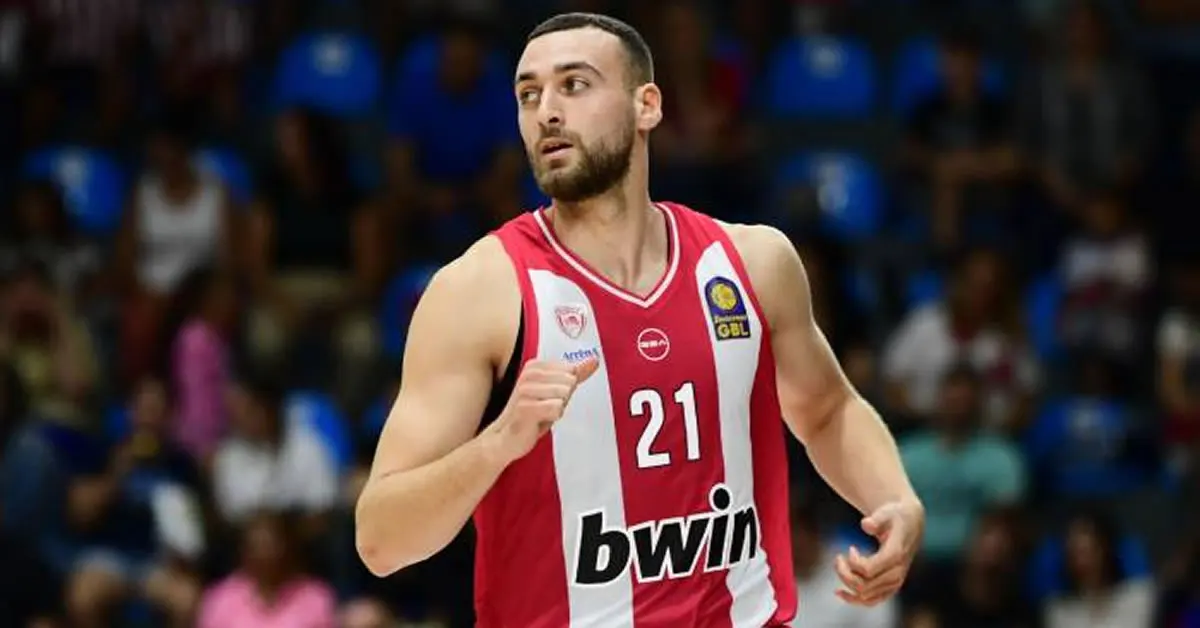 Ο Όμηρος Νετζήπογλου πανηγυρίζει με τεράστιο πάθος μετά από ένα εντυπωσιακό καλάθι με τη φανέλα του Ολυμπιακού απέναντι στη Μύκονο στο ΣΕΦ.