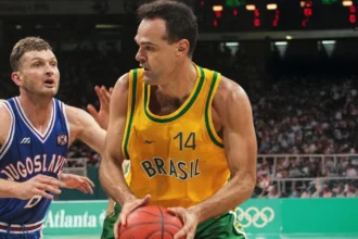 Ο θρύλος του βραζιλιάνικου και παγκόσμιου μπάσκετ, Όσκαρ Σμιντ, με τη φανέλα της εθνικής ομάδας κατά τη διάρκεια της σπουδαίας καριέρας του απέναντι στον Ζάρκο Πάσπαλιε