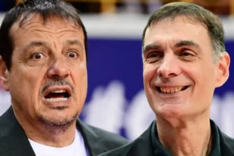 Παίκτες και προπονητικό τιμ του Παναθηναϊκού σε κατάσταση απόγνωσης μετά την ήττα από τη Βαλένθια, σκεπτόμενοι την πιθανή διασταύρωση με τον Ολυμπιακό στα playoffs.