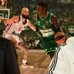 Παίκτες του Παναθηναϊκού και του Ολυμπιακού διεκδικούν την μπάλα σε δυνατή φάση κάτω από το καλάθι στο πλαίσιο της Euroleague.