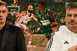 Παίκτες του Παναθηναϊκού και του Ολυμπιακού διεκδικούν την μπάλα σε δυνατή φάση κάτω από το καλάθι στο πλαίσιο της Euroleague.