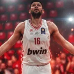 Ο αρχηγός του Ολυμπιακού Κώστας Παπανικολάου καταγράφει την 800η συμμετοχή του με την ερυθρόλευκη φανέλα στο Στάδιο Ειρήνης και Φιλίας.