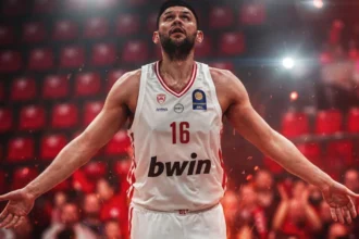 Ο αρχηγός του Ολυμπιακού Κώστας Παπανικολάου καταγράφει την 800η συμμετοχή του με την ερυθρόλευκη φανέλα στο Στάδιο Ειρήνης και Φιλίας.