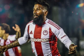 Ο Ροντινέι πανηγυρίζει με πάθος το γκολ του με τη φανέλα του Ολυμπιακού στο ντέρμπι εναντίον του Παναθηναϊκού στο γήπεδο της Λεωφόρου.