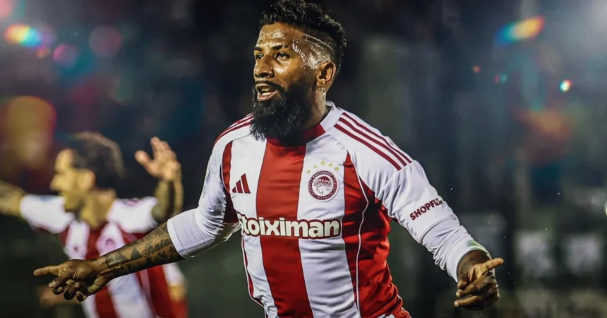 Ο Ροντινέι πανηγυρίζει με πάθος το γκολ του με τη φανέλα του Ολυμπιακού στο ντέρμπι εναντίον του Παναθηναϊκού στο γήπεδο της Λεωφόρου.