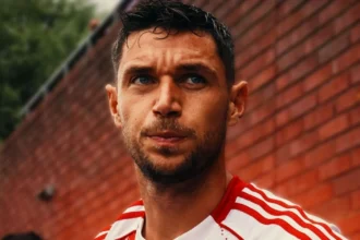 Ο Ρόμαν Γιάρεμτσουκ σε δράση στον αγωνιστικό χώρο, εν μέσω των φημών για την επιστροφή του στον Ολυμπιακό από τη Λιόν λόγω οικονομικών προβλημάτων.