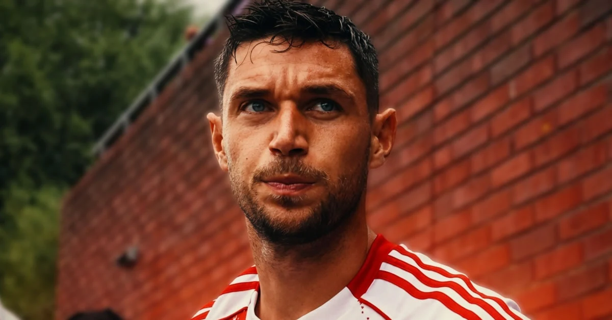 Ο Ρόμαν Γιάρεμτσουκ σε δράση στον αγωνιστικό χώρο, εν μέσω των φημών για την επιστροφή του στον Ολυμπιακό από τη Λιόν λόγω οικονομικών προβλημάτων.