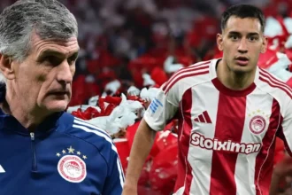 Ο Σαντιάγκο Έσε με τη φανέλα του Ολυμπιακού μαρκάρει δυναμικά αντίπαλο σε αγώνα της SuperLeague