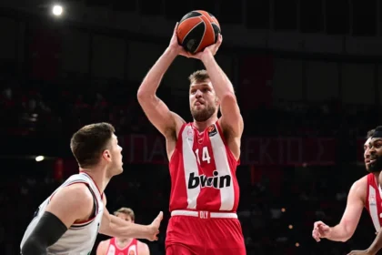 Ο Σάσα Βεζένκοφ σκοράρει μπροστά στην άμυνα της Αρμάνι Μιλάνο κατά τη διάρκεια της αναμέτρησης στο ΣΕΦ.