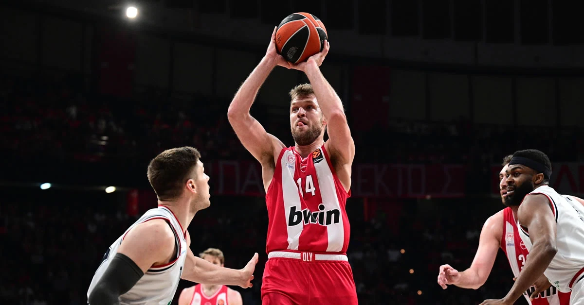 Ο Σάσα Βεζένκοφ σκοράρει μπροστά στην άμυνα της Αρμάνι Μιλάνο κατά τη διάρκεια της αναμέτρησης στο ΣΕΦ.