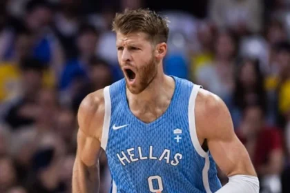 Ο Τόμας Γουόκαπ με τη φανέλα της Εθνικής Ελλάδας πανηγυρίζει μπροστά στους φιλάθλους.