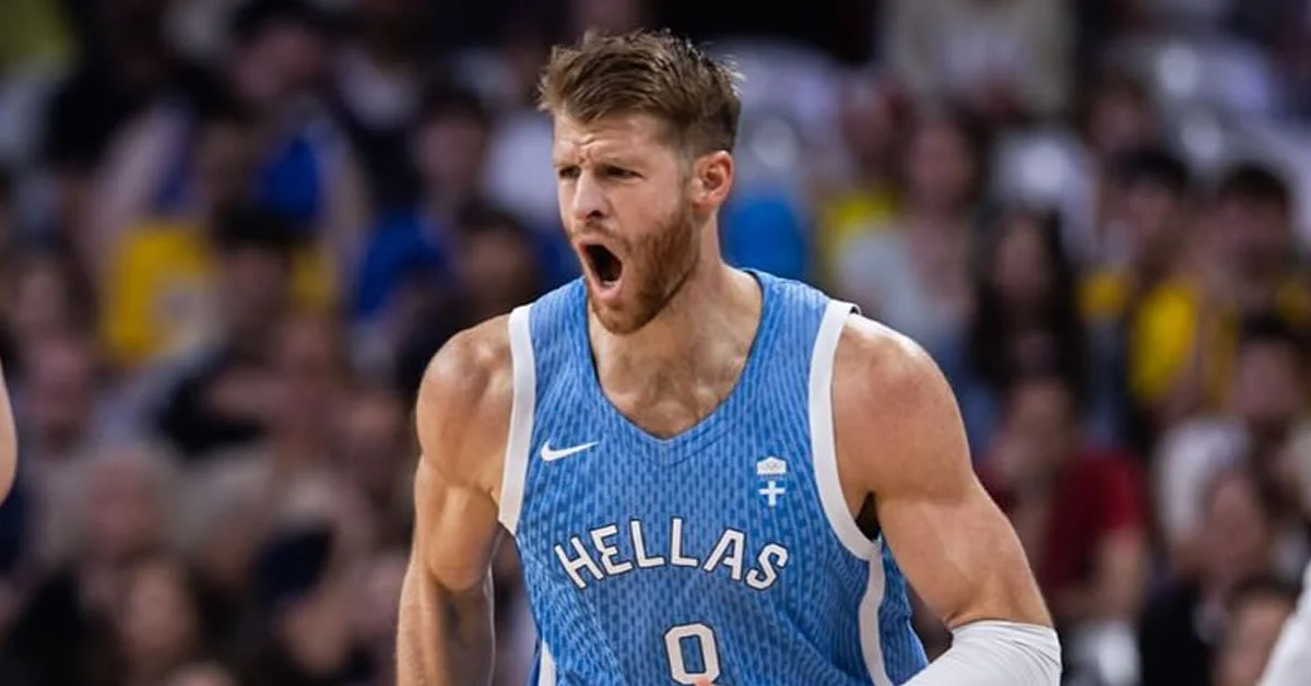 Ο Τόμας Γουόκαπ με τη φανέλα της Εθνικής Ελλάδας πανηγυρίζει μπροστά στους φιλάθλους.