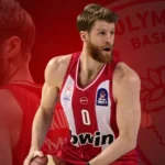 Ο Τόμας Γουόκαπ με τη φανέλα του Ολυμπιακού σε αγώνα της Euroleague, καθώς η ομάδα ετοιμάζει πρόωρη επέκταση του συμβολαίου του.