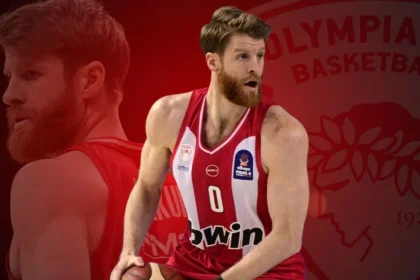 Ο Τόμας Γουόκαπ με τη φανέλα του Ολυμπιακού σε αγώνα της Euroleague, καθώς η ομάδα ετοιμάζει πρόωρη επέκταση του συμβολαίου του.