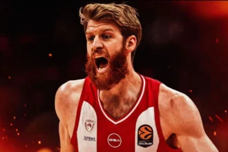 Ο Τόμας Γουόκαπ με τη φανέλα του Ολυμπιακού στο ΣΕΦ να οργανώνει την επίθεση σε αγώνα της Euroleague