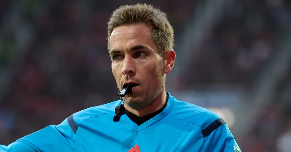 Ο Γερμανός διαιτητής Τομπίας Στίλερ την ώρα που σφυρίζει σε αγώνα, ο οποίος ορίστηκε από την ΚΕΔ για το μεγάλο ντέρμπι Ολυμπιακός - ΑΕΚ.