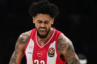 Ο Τάιλερ Ντόρσεϊ πανηγυρίζει ένα κρίσιμο τρίποντο στον αγώνα του Ολυμπιακού με την Αρμάνι Μιλάνο στο Στάδιο Ειρήνης και Φιλίας.