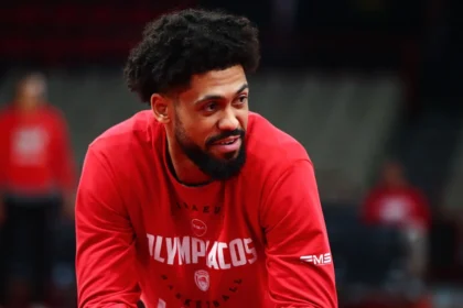 Ο Τάιλερ Ντόρσεϊ του Ολυμπιακού στο παρκέ του ΣΕΦ σε αγώνα της Euroleague, αφήνοντας πίσω του την περσινή χρονιά.