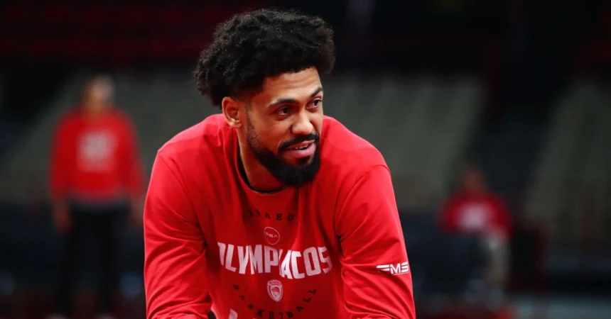 Ο Τάιλερ Ντόρσεϊ του Ολυμπιακού στο παρκέ του ΣΕΦ σε αγώνα της Euroleague, αφήνοντας πίσω του την περσινή χρονιά.