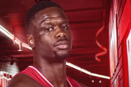 Ο Μουστάφα Φαλ με τη φανέλα του Ολυμπιακού στο παρκέ