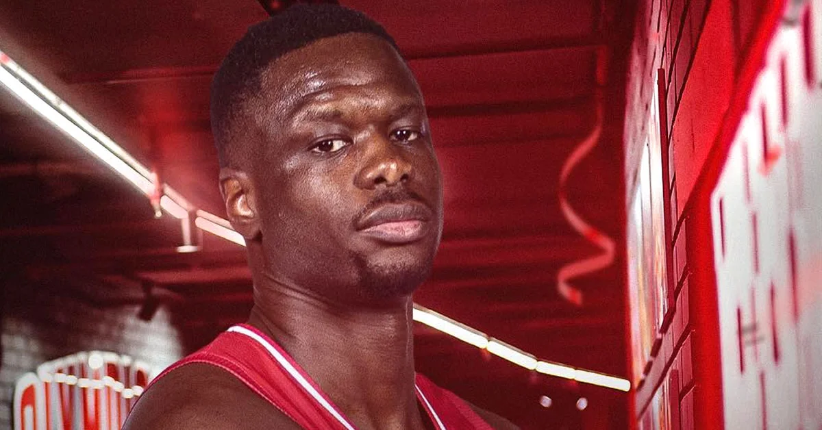 Ο Μουστάφα Φαλ με τη φανέλα του Ολυμπιακού στο παρκέ