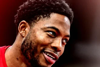 Ο Ταϊρίκ Τζόουνς του Ολυμπιακού κατά τη διάρκεια αγώνα, εν μέσω της επίσημης καταγγελίας του Παναθηναϊκού για χειρονομία στο ντέρμπι του ΟΑΚΑ.