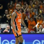 Η αμφισβητούμενη φάση του Τζέριαν Γκραντ πάνω στον Ζαν Μοντέρο στα τελευταία καθοριστικά δευτερόλεπτα του αγώνα Βαλένθια - Παναθηναϊκός στην Ισπανία.