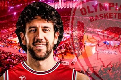 Ο Βασίλιε Μίσιτς πιάνει το γόνατό του φανερά προβληματισμένος κατά τη διάρκεια αγώνα μπάσκετ.