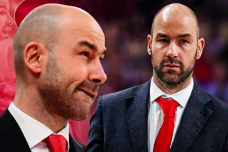 Ο προπονητής Βασίλης Σπανούλης δίνει οδηγίες από τον πάγκο, ετοιμάζοντας το επόμενο βήμα της καριέρας του στο κορυφαίο επίπεδο της Euroleague.