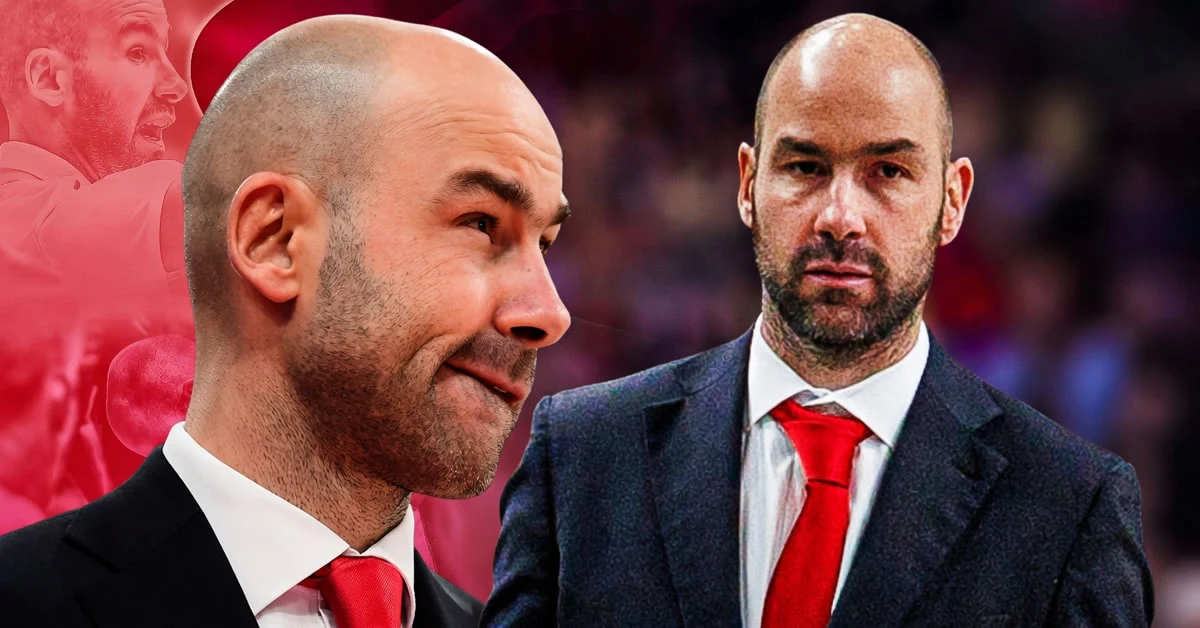 Ο προπονητής Βασίλης Σπανούλης δίνει οδηγίες από τον πάγκο, ετοιμάζοντας το επόμενο βήμα της καριέρας του στο κορυφαίο επίπεδο της Euroleague.