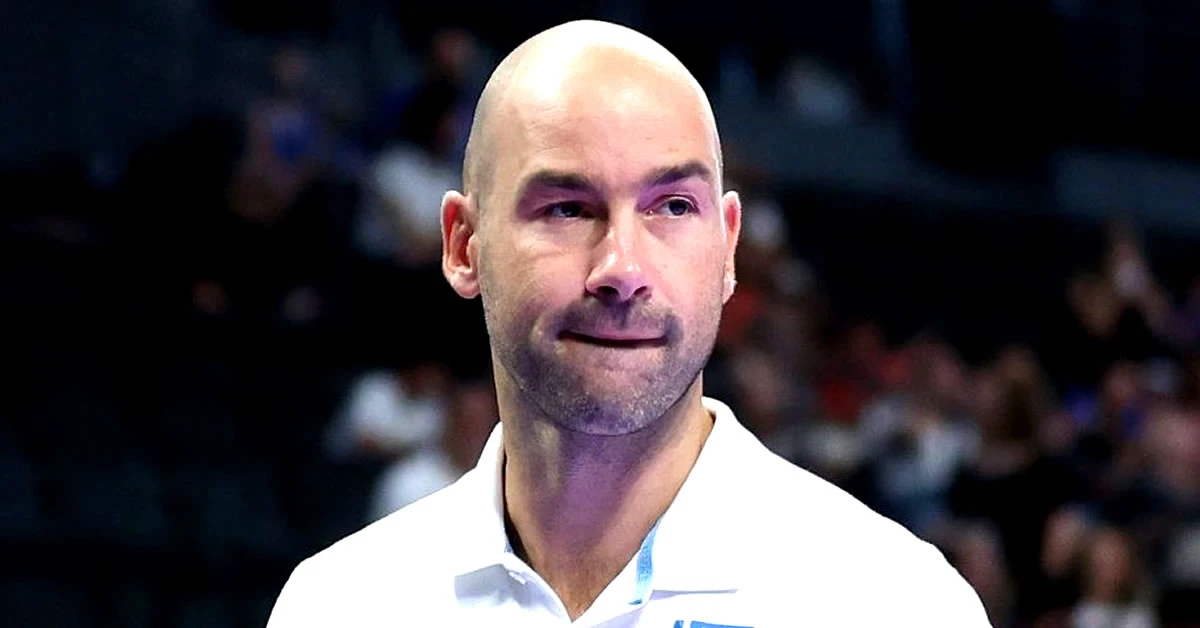 Ο Βασίλης Σπανούλης με κοστούμι, δίνοντας παθιασμένες οδηγίες από τον πάγκο, με φόντο το σήμα του Ολυμπιακού και τις στοιχηματικές αποδόσεις.