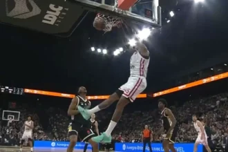 ο Ντόντα Χολ του Ολυμπιακού σε μια εντυπωσιακή φάση στην αναμέτρηση με τη Βιλερμπάν.