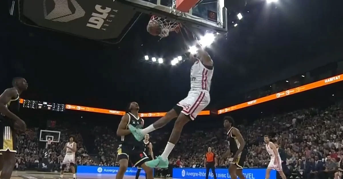 ο Ντόντα Χολ του Ολυμπιακού σε μια εντυπωσιακή φάση στην αναμέτρηση με τη Βιλερμπάν.