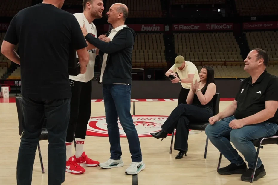 Σάσα Βεζένκοφ: Πήρε το βραβείο του MVP από τους Αγγελόπουλους