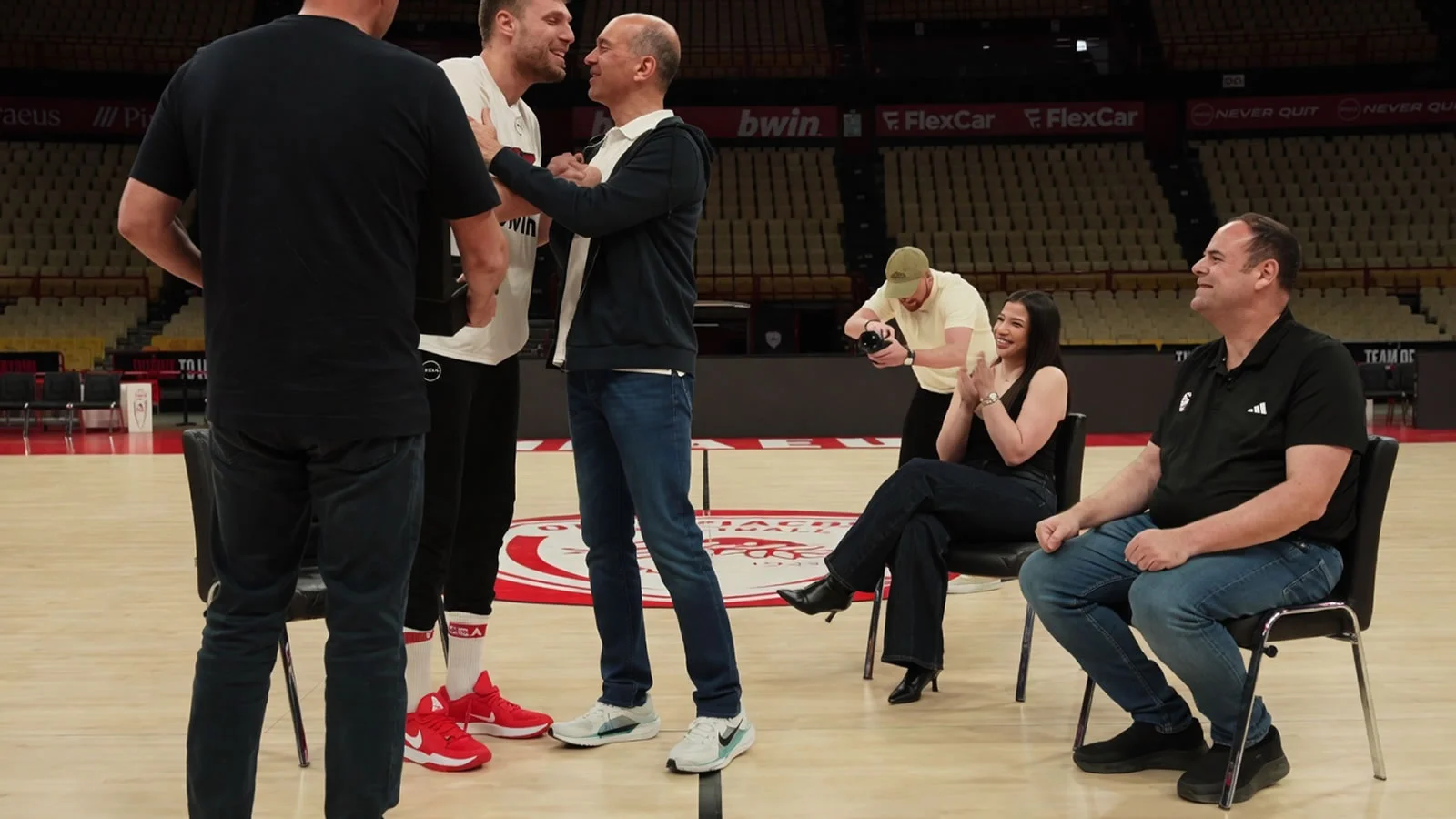 Ο Σάσα Βεζένκοφ παραλαμβάνει το βραβείο του MVP από τον Παναγιώτη και τον Γιώργο Αγγελόπουλο.