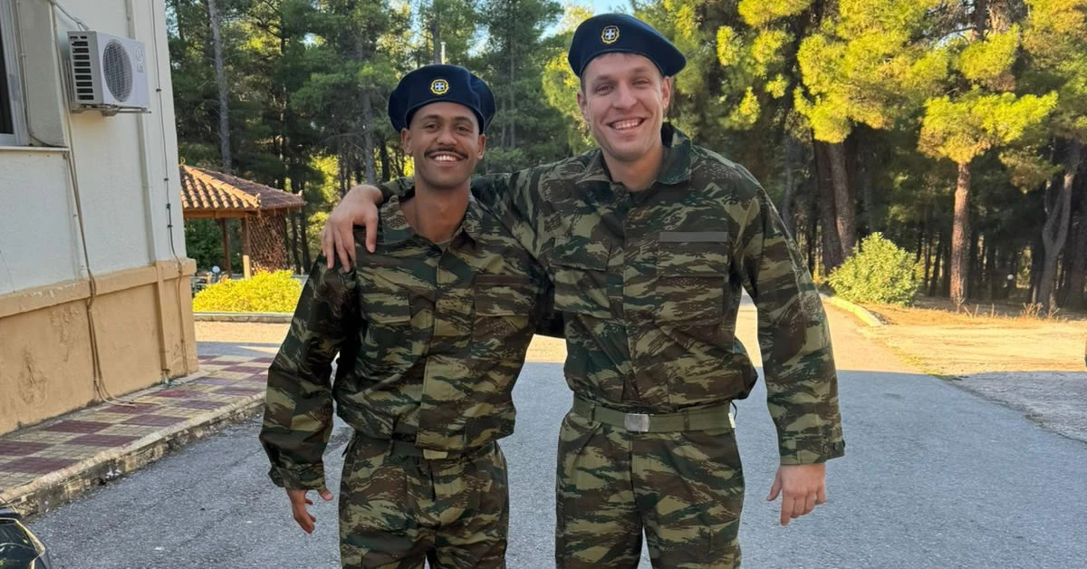 Βεζένκοφ και Ντόρσεϊ με στρατιωτική στολή μετά την απάντηση της ΚΑΕ Ολυμπιακός στον Παναθηναϊκό.