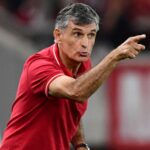 Ο Χοσέ Λουίς Μεντιλίμπαρ δίνει οδηγίες στους παίκτες του Ολυμπιακού.
