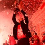 Οι Παναγιώτης και Γιώργος Αγγελόπουλος πανηγυρίζουν την κατάκτηση της Euroleague μπροστά στους οπαδούς του Ολυμπιακού στον Πειραιά.