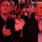 Ο Παναγιώτης και ο Γιώργος Αγγελόπουλος κατά τη διάρκεια επίσημων δηλώσεων της ΚΑΕ Ολυμπιακός.