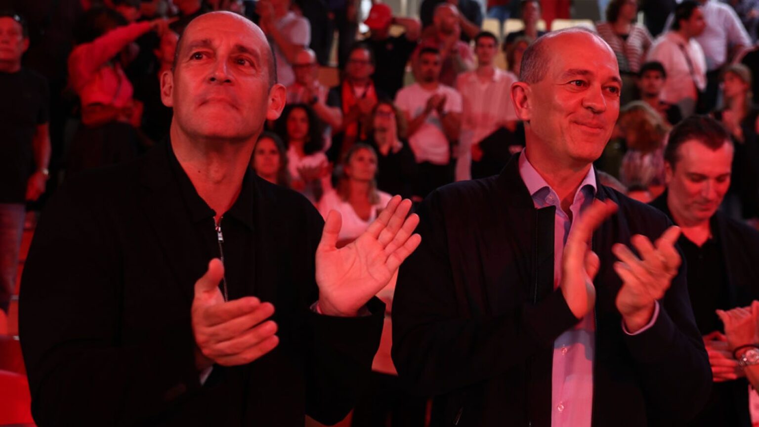 Ο Παναγιώτης και ο Γιώργος Αγγελόπουλος κατά τη διάρκεια επίσημων δηλώσεων της ΚΑΕ Ολυμπιακός.
