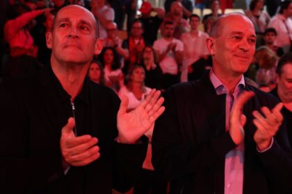 Ο Παναγιώτης και ο Γιώργος Αγγελόπουλος κατά τη διάρκεια επίσημων δηλώσεων της ΚΑΕ Ολυμπιακός.