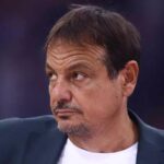 Ο Εργκίν Αταμάν με προβληματισμένο ύφος στον πάγκο του Παναθηναϊκού κατά τη διάρκεια αγώνα στο ΟΑΚΑ.