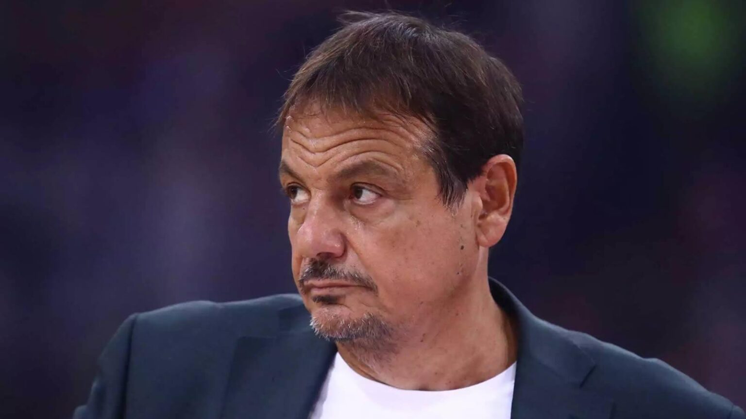 Ο Εργκίν Αταμάν με προβληματισμένο ύφος στον πάγκο του Παναθηναϊκού κατά τη διάρκεια αγώνα στο ΟΑΚΑ.