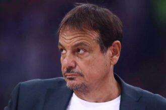 Ο Εργκίν Αταμάν με προβληματισμένο ύφος στον πάγκο του Παναθηναϊκού κατά τη διάρκεια αγώνα στο ΟΑΚΑ.