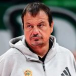 Ο Εργκίν Αταμάν στον πάγκο του Παναθηναϊκού κατά τη διάρκεια της ήττας από τη Βαλένθια στο ΟΑΚΑ.