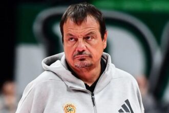 Ο Εργκίν Αταμάν στον πάγκο του Παναθηναϊκού κατά τη διάρκεια της ήττας από τη Βαλένθια στο ΟΑΚΑ.