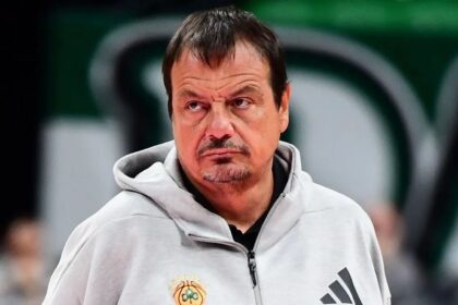 Ο Εργκίν Αταμάν στον πάγκο του Παναθηναϊκού κατά τη διάρκεια της ήττας από τη Βαλένθια στο ΟΑΚΑ.