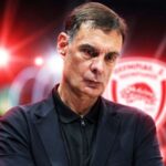 Ο προπονητής του Ολυμπιακού Γιώργος Μπαρτζώκας δίνει οδηγίες σε αγώνα της Euroleague.