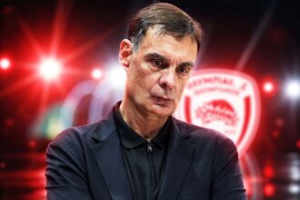 Ο προπονητής του Ολυμπιακού Γιώργος Μπαρτζώκας δίνει οδηγίες σε αγώνα της Euroleague.